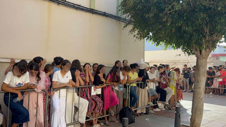 Migrant minors wait to be registered at the Ceuta Police Headquarters Boys and girls wait outside the Ceuta Police Headquarters to be registered, on August 7, 2026, in Ceuta, Spain. Hundreds of minors are lining up, waiting to complete the bureaucratic procedures that will allow them to be placed under the care of the local government. AUGUST 7, 2026 MIGRATION CRISIS UNIDENTIFIABLE MINOR Gabriela Sardá Nún Ceuta Ceuta Espana  Copyright: xGabrielaxSardaxNunezx 7704631