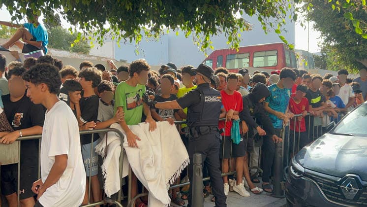 Migrant minors wait to be registered at the Ceuta Police Headquarters Boys and girls wait outside the Ceuta Police Headquarters to be registered, on August 7, 2026, in Ceuta, Spain. Hundreds of minors are lining up, waiting to complete the bureaucratic procedures that will allow them to be placed under the care of the local government. AUGUST 7, 2026 MIGRATION CRISIS UNIDENTIFIABLE MINOR Gabriela Sardá Nún Ceuta Ceuta Espana  Copyright: xGabrielaxSardaxNunezx 7704633