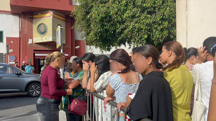 Migrant minors wait to be registered at the Ceuta Police Headquarters Boys and girls wait outside the Ceuta Police Headquarters to be registered, on August 7, 2026, in Ceuta, Spain. Hundreds of minors are lining up, waiting to complete the bureaucratic procedures that will allow them to be placed under the care of the local government. AUGUST 7, 2026 MIGRATION CRISIS UNIDENTIFIABLE MINOR Gabriela Sardá Nún Ceuta Ceuta Espana  Copyright: xGabrielaxSardaxNunezx 7704634