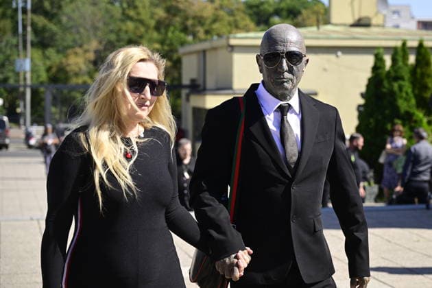 Last farewell to Czech artist Milan Knizak took place at the Strasnice Crematorium, in Prague, Czech Republic, on August 7, 2026. On the photo are seen, from left, photographer Ida Saudkova and artist Vladimir Franz. (CTKxPhoto RomanxVondrous) CTKPhotoP2026080702902  CTKPhotoP2026080702902