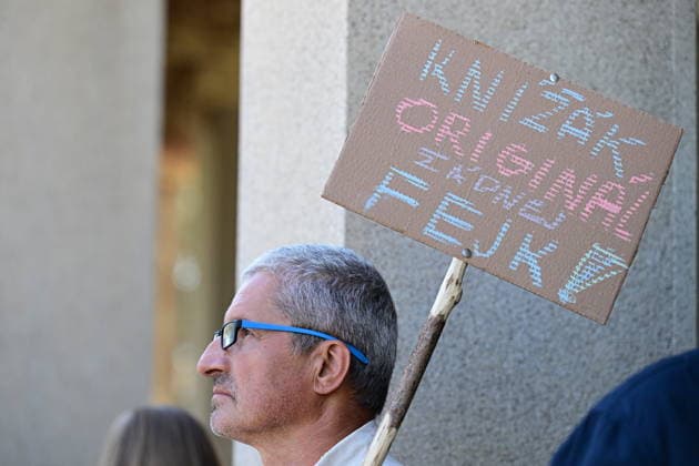Last farewell to Czech artist Milan Knizak took place at the Strasnice Crematorium, in Prague, Czech Republic, on August 7, 2026. A man with banner which reads Knizak Original, not fake! (CTKxPhoto MichalxKamaryt) CTKPhotoP2026080702980  CTKPhotoP2026080702980