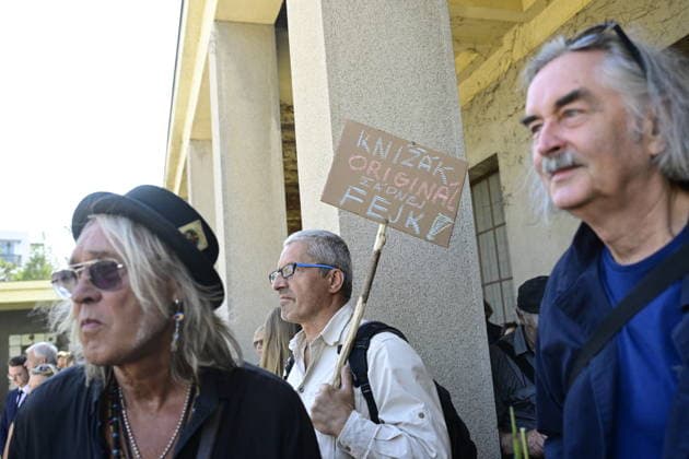 Last farewell to Czech artist Milan Knizak took place at the Strasnice Crematorium, in Prague, Czech Republic, on August 7, 2026. A man with banner which reads Knizak Original, not fake! (CTKxPhoto RomanxVondrous) CTKPhotoP2026080702984  CTKPhotoP2026080702984