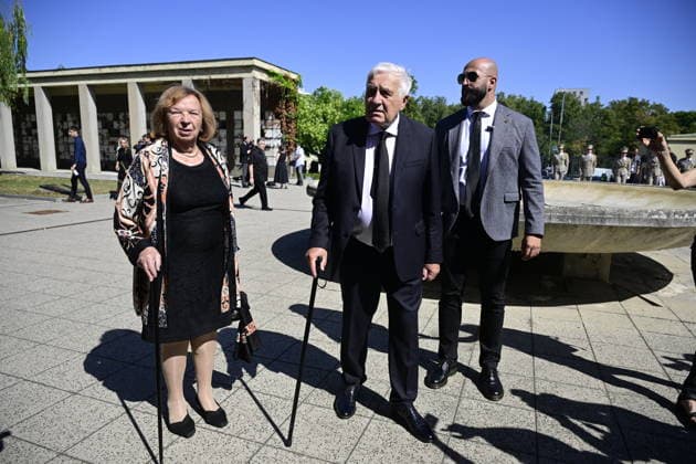 Last farewell to Czech artist Milan Knizak took place at the Strasnice Crematorium, in Prague, Czech Republic, on August 7, 2026. In the middle is seen former Czech President Vaclav Klaus and his wife Livia Klausova, left. (CTKxPhoto RomanxVondrous) CTKPhotoP2026080702991  CTKPhotoP2026080702991