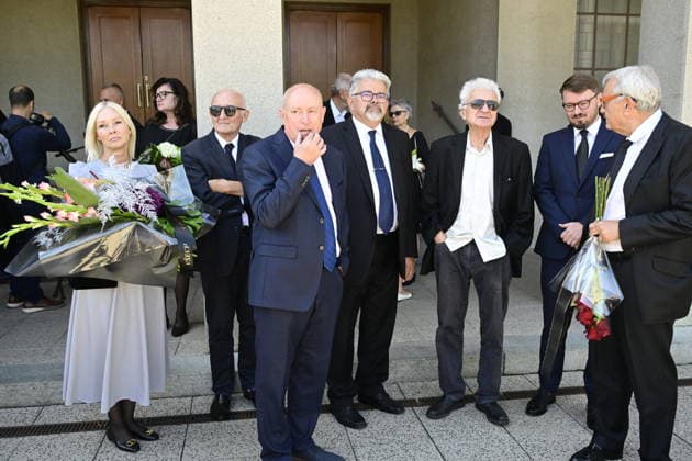 Last farewell to Czech artist Milan Knizak took place at the Strasnice Crematorium, in Prague, Czech Republic, on August 7, 2026. In the middle is seen former Prague Castle chancellor and current head of the Vaclav Klaus Institute Jiri Weigl. In front is seen member of the board of directors of the Vaclav Klaus Institute and former MEP Ivo Strejcek. (CTKxPhoto RomanxVondrous) CTKPhotoP2026080703034  CTKPhotoP2026080703034