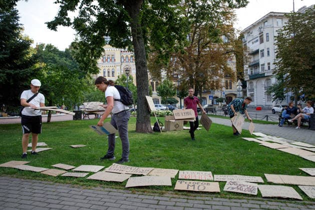 Activists place cardboard placards on the lawn during a peaceful protest against the dismissal of Mykhailo Fedorov from the post of Ukraine’s Defence Minister in Ivana Franka Square outside the Ivan Franko National Academic Drama Theatre, close to the Office of the President, Kyiv, Ukraine, August 6, 2026. Large-scale cardboard rallies in support of former Defence Minister Mykhailo Fedorov have been held in Kyiv and other cities across Ukraine for 22 consecutive days. On 14 July 2026, the Ukrainian Parliament accepted the resignation of Prime Minister Yuliia Svyrydenko, leading to the resignation of the Cabinet. On 15 July 2026, President Volodymyr Zelenskyy dismissed Defence Minister Mykhailo Fedorov, sparking widespread protests across  Copyright: xMariannaxKotykx
