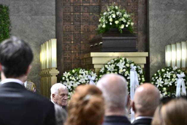 Last farewell to Czech artist Milan Knizak took place at the Strasnice Crematorium, in Prague, Czech Republic, on August 7, 2026. On the left side is seen former Czech President Vaclav Klaus. (CTKxPhoto RomanxVondrous) CTKPhotoP2026080703178  CTKPhotoP2026080703178
