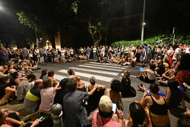 Flowers and Messages Outside Francesco Guccini s Home - Bologna Fans sing in front of Francesco Guccini s house on Via Paolo Fabbri in Bologna, Italy on August 6, 2026, following his death. Photo by Schicchi IPA ABACAPRESS.COM Bologna Italy  Copyright: xIPA ABACAx