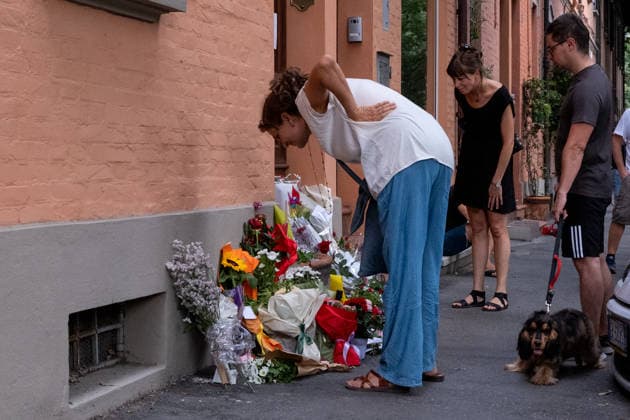 Flowers and Messages Outside Francesco Guccini s Home - Bologna A woman looks at flowers and notes left outside Francesco Guccini s former home at Via Fabbri 43 in Bologna, Italy on August 6, 2026, following his death. Photo by Leonardo Garavaglia LiveMedia IPA ABACAPRESS.COM Bologna Italy  Copyright: xIPA ABACAx