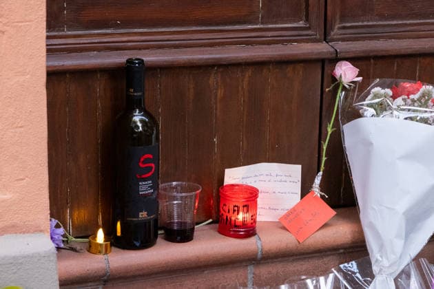 Flowers and Messages Outside Francesco Guccini s Home - Bologna A bottle of wine is left in front of Via Fabbri 43 in Bologna, Italy on August 6, 2026, as a tribute following Francesco Guccini s death. Photo by Leonardo Garavaglia LiveMedia IPA ABACAPRESS.COM Bologna Italy  Copyright: xIPA ABACAx
