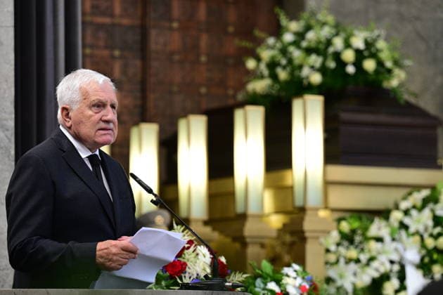 Last farewell to Czech artist Milan Knizak took place at the Strasnice Crematorium, in Prague, Czech Republic, on August 7, 2026. On the photo speaks former Czech President Vaclav Klaus. (CTKxPhoto MichalxKamaryt) CTKPhotoP2026080703302  CTKPhotoP2026080703302