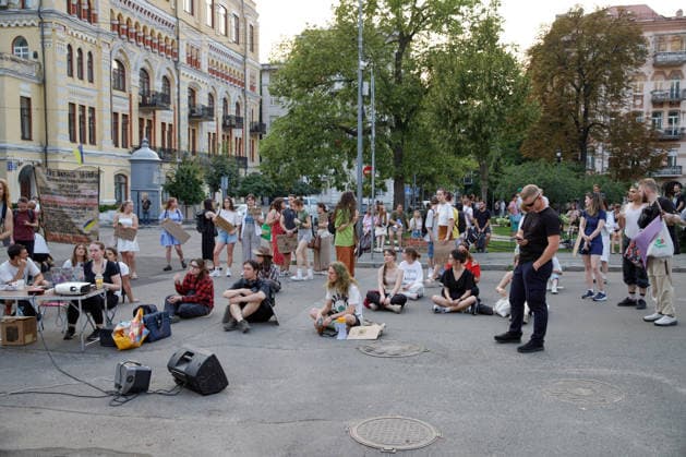 Protesters Against Dismissal Of Mykhailo Fedorov - Kyiv Demonstrators participate in a peaceful protest against the dismissal of Mykhailo Fedorov from the post of Ukraine s Defence Minister in Ivana Franka Square outside the Ivan Franko National Academic Drama Theatre, close to the Office of the President, Kyiv, Ukraine on August 6, 2026. Large-scale cardboard rallies in support of former Defence Minister Mykhailo Fedorov have been held in Kyiv and other cities across Ukraine for 22 consecutive days, following President Volodymyr Zelenskyy s dismissal of Fedorov on July 15, 2026, after the Ukrainian Parliament accepted the resignation of Prime Minister Yuliia Svyrydenko on July 14, 2026. Photo by Marianna Kotyk Ukrinform ABACAPRESS.COM Ky  Copyright: xUkrinform ABACAx