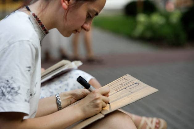 Activist Writes Slogan On Cardboard During Rally Against Dismissal Of Mykhailo Fedorov - Kyiv An activist writes a slogan on a piece of cardboard during a peaceful protest against the dismissal of Mykhailo Fedorov from the post of Ukraine s Defence Minister in Ivana Franka Square outside the Ivan Franko National Academic Drama Theatre, close to the Office of the President, Kyiv, Ukraine on August 6, 2026. Large-scale cardboard rallies in support of former Defence Minister Mykhailo Fedorov have been held in Kyiv and other cities across Ukraine for 22 consecutive days. On July 14, 2026, the Ukrainian Parliament accepted the resignation of Prime Minister Yuliia Svyrydenko, leading to the resignation of the Cabinet. On July 15, 2026, Presiden  Copyright: xUkrinform ABACAx