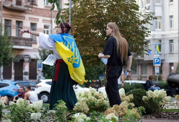 Activist Wrapped In Ukrainian Flag Coordinates Demonstrators At Rally Against Dismissal Of Mykhailo Fedorov - Kyiv An activist wrapped in a Ukrainian flag coordinates the actions of demonstrators during a peaceful protest against the dismissal of Mykhailo Fedorov from the post of Ukraine s Defence Minister in Ivana Franka Square outside the Ivan Franko National Academic Drama Theatre, close to the Office of the President, Kyiv, Ukraine on August 6, 2026. Large-scale cardboard rallies in support of former Defence Minister Mykhailo Fedorov have been held in Kyiv and other cities across Ukraine for 22 consecutive days. On July 14, 2026, the Ukrainian Parliament accepted the resignation of Prime Minister Yuliia Svyrydenko, leading to the resi  Copyright: xUkrinform ABACAx