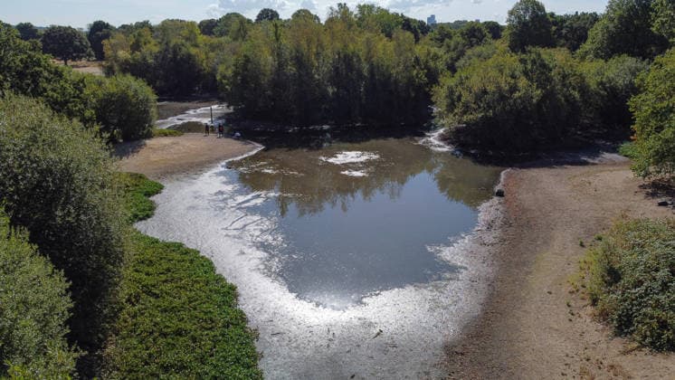 Drought affects ponds in London parks LONDON, UNITED KINGDOM - AUGUST 7: An aerial view shows reduced water levels at Seven Islands Pond in Mitcham Common amid hot weather and drought conditions in London, United Kingdom, on August 7, 2026. Water levels in ponds across the capital’s parks have fallen as the prolonged dry conditions continue. Rasid Necati Aslim Anadolu London United Kingdom. Editorial use only. Please get in touch for any other usage.  Copyright: x2026xAnadoluxRasidxNecatixAslimx