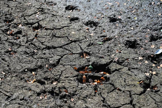 Drought affects ponds in London parks LONDON, UNITED KINGDOM - AUGUST 7: Cracked and dried ground is seen at Seven Islands Pond in Mitcham Common amid hot weather and drought conditions in London, United Kingdom, on August 7, 2026. Water levels in ponds across the capital’s parks have fallen as the prolonged dry conditions continue. Rasid Necati Aslim Anadolu London United Kingdom. Editorial use only. Please get in touch for any other usage.  Copyright: x2026xAnadoluxRasidxNecatixAslimx