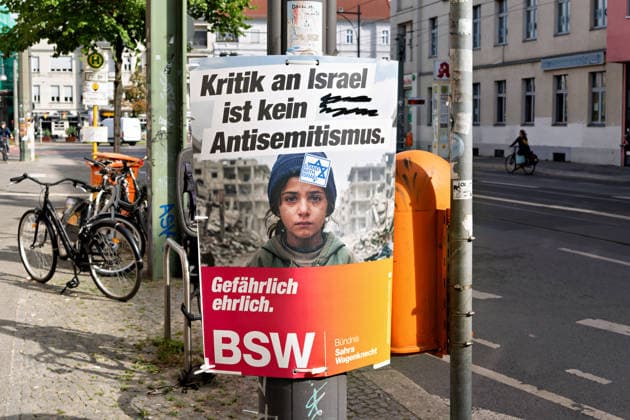 Berlin,07.08.2026,Wahlplakat der Partei BSW - Kritik an Israel ist kein Antisemitismus - zur Wahl zum 20.Abgeordnetenhaus von Berlin sowie zu den Bezirksverordnetenversammlungen am 20.09.2026. *** Berlin, August 7, 2026—Election poster for the BSW party, Criticism of Israel Is Not Anti-Semitism, for the election to the 20th Berlin House of Representatives and the district councils on September 20, 2026