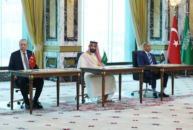Turkiye, Saudi Arabia and Pakistan sign trilateral defense pact MECCA, SAUDI ARABIA - AUGUST 7: (----EDITORIAL USE ONLY - MANDATORY CREDIT - TURKISH PRESIDENCY MURAT CETINMUHURDAR HANDOUT - NO MARKETING NO ADVERTISING CAMPAIGNS - DISTRIBUTED AS A SERVICE TO CLIENTS----) Turkish President Recep Tayyip Erdogan (L), Saudi Crown Prince Mohammed bin Salman (C), and Pakistani Prime Minister Shehbaz Sharif (R) sign a trilateral defense agreement in Mecca, Saudi Arabia, on August 7, 2026. Turkish Presidency Murat Cetinmuhurdar Handout Anadolu Mecca Saudi Arabia. Editorial use only. Please get in touch for any other usage.  Copyright: x2026xAnadoluxTurkishxPresidencyx xMuratxCetinmuhurdarx xHandoutx