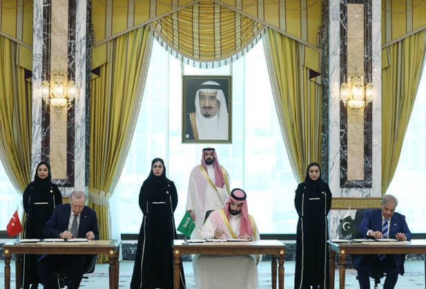 Turkiye, Saudi Arabia and Pakistan sign trilateral defense pact MECCA, SAUDI ARABIA - AUGUST 7: (----EDITORIAL USE ONLY - MANDATORY CREDIT - TURKISH PRESIDENCY MURAT CETINMUHURDAR HANDOUT - NO MARKETING NO ADVERTISING CAMPAIGNS - DISTRIBUTED AS A SERVICE TO CLIENTS----) Turkish President Recep Tayyip Erdogan (L), Saudi Crown Prince Mohammed bin Salman (C), and Pakistani Prime Minister Shehbaz Sharif (R) sign a trilateral defense agreement in Mecca, Saudi Arabia, on August 7, 2026. Turkish Presidency Murat Cetinmuhurdar Handout Anadolu Mecca Saudi Arabia. Editorial use only. Please get in touch for any other usage.  Copyright: x2026xAnadoluxTurkishxPresidencyx xMuratxCetinmuhurdarx xHandoutx