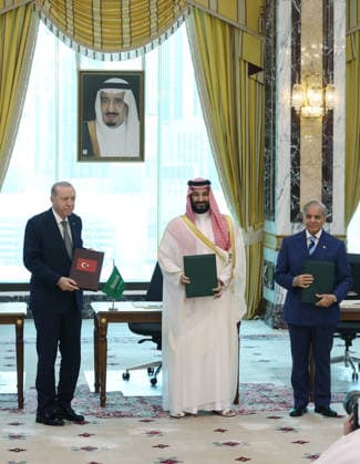 Turkiye, Saudi Arabia and Pakistan sign trilateral defense pact MECCA, SAUDI ARABIA - AUGUST 7: (----EDITORIAL USE ONLY - MANDATORY CREDIT - TURKISH PRESIDENCY MURAT CETINMUHURDAR HANDOUT - NO MARKETING NO ADVERTISING CAMPAIGNS - DISTRIBUTED AS A SERVICE TO CLIENTS----) Turkish President Recep Tayyip Erdogan (L), Saudi Crown Prince Mohammed bin Salman (C), and Pakistani Prime Minister Shehbaz Sharif (R) sign a trilateral defense agreement in Mecca, Saudi Arabia, on August 7, 2026. Turkish Presidency Murat Cetinmuhurdar Handout Anadolu Mecca Saudi Arabia. Editorial use only. Please get in touch for any other usage.  Copyright: x2026xAnadoluxTurkishxPresidencyx xMuratxCetinmuhurdarx xHandoutx