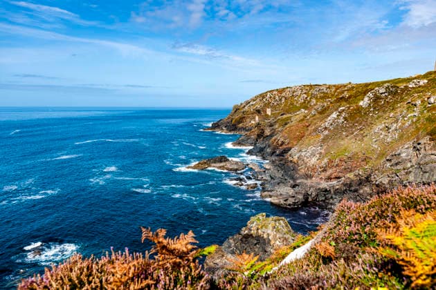 The historic Botallack Mine sits on a steep cliff in West Cornwall, Cornwall Großbrittanien EGBF02018