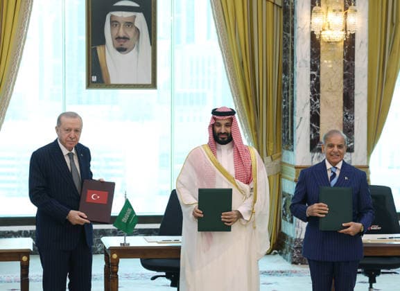 Turkiye, Saudi Arabia and Pakistan sign trilateral joint defense agreement MECCA, SAUDI ARABIA - AUGUST 7: (----EDITORIAL USE ONLY - MANDATORY CREDIT - TURKISH PRESIDENCY MURAT CETINMUHURDAR HANDOUT - NO MARKETING NO ADVERTISING CAMPAIGNS - DISTRIBUTED AS A SERVICE TO CLIENTS----) Turkish President Recep Tayyip Erdogan (L), Saudi Crown Prince Mohammed bin Salman (C) and Pakistani Prime Minister Shehbaz Sharif (R) sign a trilateral joint defense agreement in Mecca, Saudi Arabia, on August 7, 2026. TUR Presidency Murat Cetinmuhurdar Anadolu Mecca Saudi Arabia. Editorial use only. Please get in touch for any other usage.  Copyright: x2026xAnadoluxTURxPresidencyx MuratxCetinmuhurdarx