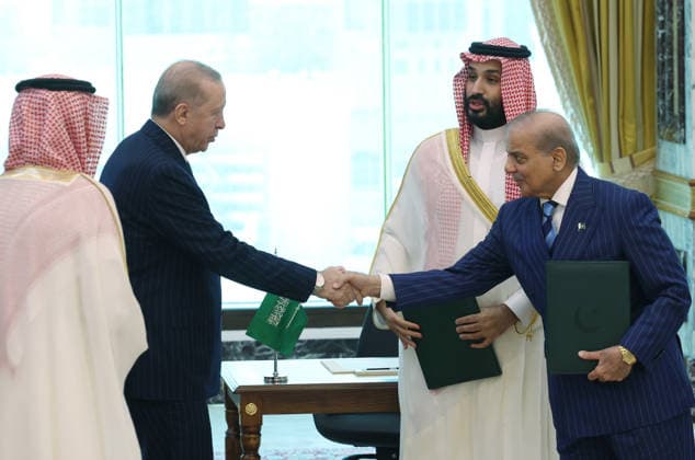 Turkiye, Saudi Arabia and Pakistan sign trilateral joint defense agreement MECCA, SAUDI ARABIA - AUGUST 7: (----EDITORIAL USE ONLY - MANDATORY CREDIT - TURKISH PRESIDENCY MURAT CETINMUHURDAR HANDOUT - NO MARKETING NO ADVERTISING CAMPAIGNS - DISTRIBUTED AS A SERVICE TO CLIENTS----) Turkish President Recep Tayyip Erdogan (2nd L), Saudi Crown Prince Mohammed bin Salman (C) and Pakistani Prime Minister Shehbaz Sharif (R) sign a trilateral joint defense agreement in Mecca, Saudi Arabia, on August 7, 2026. TUR Presidency Murat Cetinmuhurdar Anadolu Mecca Saudi Arabia. Editorial use only. Please get in touch for any other usage.  Copyright: x2026xAnadoluxTURxPresidencyx MuratxCetinmuhurdarx