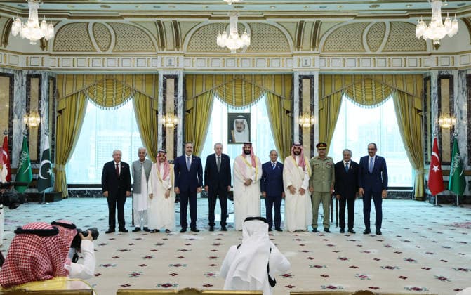 Turkiye, Saudi Arabia and Pakistan sign trilateral joint defense agreement MECCA, SAUDI ARABIA - AUGUST 7: (----EDITORIAL USE ONLY - MANDATORY CREDIT - TURKISH PRESIDENCY MURAT CETINMUHURDAR HANDOUT - NO MARKETING NO ADVERTISING CAMPAIGNS - DISTRIBUTED AS A SERVICE TO CLIENTS----) Turkish President Recep Tayyip Erdogan (5th L), Saudi Crown Prince Mohammed bin Salman (C) and Pakistani Prime Minister Shehbaz Sharif (5th R) pose for a family photo after signing a trilateral joint defense agreement in Mecca, Saudi Arabia, on August 7, 2026. TUR Presidency Murat Cetinmuhurdar Anadolu Mecca Saudi Arabia. Editorial use only. Please get in touch for any other usage.  Copyright: x2026xAnadoluxTURxPresidencyx MuratxCetinmuhurdarx