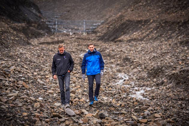 Klima- og miljominister Andreas Bjelland Eriksen besoker Svalbard Longyearbyen 20260807. Klima- og miljominister Andreas Bjelland Eriksen besoker Svalbard. Fredag var det byvandring med Longyearbyen Lokalstyre og Metereologisk institutt. Han fikk informasjon om hva klimaendringene gjor med Longyearbyen, og hvordan byen tilpasser seg snoskred, permafrost-tining, drikkevann og flom. Her er han sammen med leder for lokalstyret Terje Aunevik ( Venstre). Foto: Ole Berg-Rusten NTB Longyearbyen Norge HnVbt_I_Fu8 EDITORIAL USE ONLY Ref:_POLHnVbt_I_Fu8.jpg *** Minister of Climate and Environment Andreas Bjelland Eriksen Visits Svalbard, Longyearbyen, August 7, 2026 Minister of Climate and Environment Andreas Bjelland Eriksen Visits Svalbard  Copyright: xOlexBerg-Rustenx xNTBx