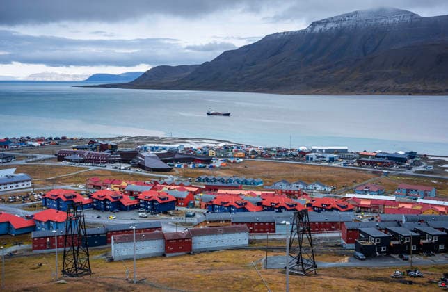 Klima- og miljominister Andreas Bjelland Eriksen besoker Svalbard Longyearbyen 20260807. Klima- og miljominister Andreas Bjelland Eriksen besoker Svalbard. Fredag var det byvandring med Longyearbyen Lokalstyre og Metereologisk institutt. Han fikk informasjon om hva klimaendringene gjor med Longyearbyen, og hvordan byen tilpasser seg snoskred, permafrost-tining, drikkevann og flom. Oversiktsbilde av Longyearbyen. Foto: Ole Berg-Rusten NTB Longyearbyen Norge MPRJflJ7iXQ EDITORIAL USE ONLY Ref:_POLMPRJflJ7iXQ.jpg *** Minister of Climate and the Environment Andreas Bjelland Eriksen Visits Svalbard, Longyearbyen, August 7, 2026 Minister of Climate and the Environment Andreas Bjelland Eriksen Visits Svalbard On Friday, he took a walking  Copyright: xOlexBerg-Rustenx xNTBx