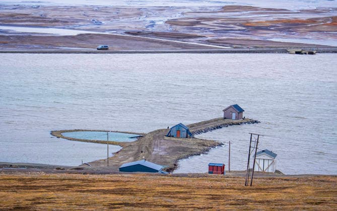 Klima- og miljominister Andreas Bjelland Eriksen besoker Svalbard Longyearbyen 20260807. Drikkevannskilden i Longyearbyen. Klima- og miljominister Andreas Bjelland Eriksen besoker Svalbard. Fredag var det byvandring med Longyearbyen Lokalstyre og Metereologisk institutt. Han fikk informasjon om hva klimaendringene gjor med Longyearbyen, og hvordan byen tilpasser seg snoskred, permafrost-tining, drikkevann og flom. Foto: Ole Berg-Rusten NTB Longyearbyen Norge uk520UKYcsw EDITORIAL USE ONLY Ref:_POLuk520UKYcsw.jpg *** Climate and Environment Minister Andreas Bjelland Eriksen Visits Svalbard, Longyearbyen, August 7, 2026 The Drinking Water Source in Longyearbyen Climate and Environment Minister Andreas Bjelland Eriksen Visits Svalbard  Copyright: xOlexBerg-Rustenx xNTBx