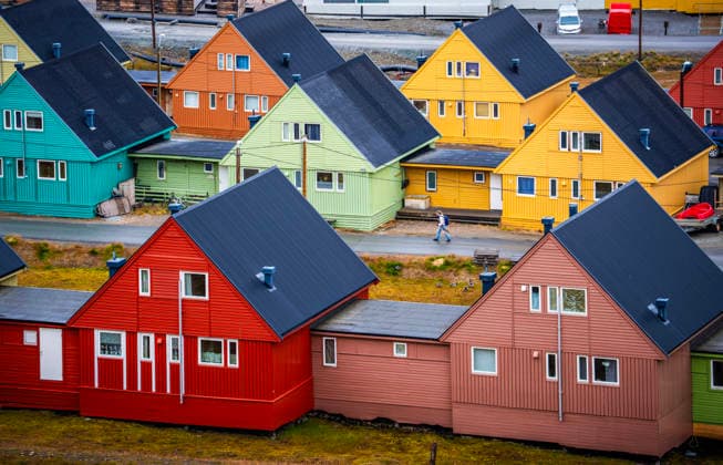 Klima- og miljominister Andreas Bjelland Eriksen besoker Svalbard Longyearbyen 20260807. Bebyggelse i Longyearbyen. Klima- og miljominister Andreas Bjelland Eriksen besoker Svalbard. Fredag var det byvandring med Longyearbyen Lokalstyre og Metereologisk institutt. Han fikk informasjon om hva klimaendringene gjor med Longyearbyen, og hvordan byen tilpasser seg snoskred, permafrost-tining, drikkevann og flom. Foto: Ole Berg-Rusten NTB Longyearbyen Norge O6OSzwBgAjQ EDITORIAL USE ONLY Ref:_POLO6OSzwBgAjQ.jpg *** Climate and Environment Minister Andreas Bjelland Eriksen Visits Svalbard, Longyearbyen, August 7, 2026 Buildings in Longyearbyen Climate and Environment Minister Andreas Bjelland Eriksen Visits Svalbard On Friday, there was a  Copyright: xOlexBerg-Rustenx xNTBx