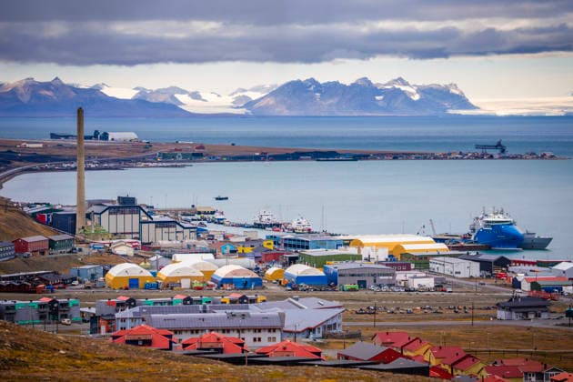Klima- og miljominister Andreas Bjelland Eriksen besoker Svalbard Longyearbyen 20260807. Klima- og miljominister Andreas Bjelland Eriksen besoker Svalbard. Fredag var det byvandring med Longyearbyen Lokalstyre og Metereologisk institutt. Han fikk informasjon om hva klimaendringene gjor med Longyearbyen, og hvordan byen tilpasser seg snoskred, permafrost-tining, drikkevann og flom. Oversiktsbilde av Longyearbyen. Foto: Ole Berg-Rusten NTB Longyearbyen Norge Dpg1xAFVn2E EDITORIAL USE ONLY Ref:_POLDpg1xAFVn2E.jpg *** Minister of Climate and Environment Andreas Bjelland Eriksen Visits Svalbard, Longyearbyen, August 7, 2026 Minister of Climate and Environment Andreas Bjelland Eriksen Visits Svalbard On Friday, he took a walking tour of  Copyright: xOlexBerg-Rustenx xNTBx