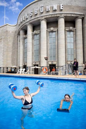 Die Volksbuehne hat am 07.08.2026 ein Pop-up-Freibad in Berlin-Mitte eroeffnet (Foto vom 07.08.2026, im Bild: die Rettungsschwimmerinnen Ellena und Donate). Das Volksbad ist das erste Projekt des neuen Intendanten Matthias Lilienthal. In dem 25 Meter langen und 1,30 Meter tiefen Becken auf dem Rosa-Luxemburg-Platz koennen Besucher nach Buchung eines Zeitslots kostenlos und ohne Ausweispflicht schwimmen gehen, wie das Theater auf seiner Website angibt. Die fuer acht Wochen geplante Aktion sorgt aber wegen hoher Kosten auch fuer Kritik. (Siehe epd-Meldung vom 07.08.2026) EDITORIAL USE ONLY *** On August 7, 2026, the Volksbühne opened a pop-up outdoor pool in Berlin-Mitte. Photo from August 7, 2026, showing lifeguards Ellena and Donate. The Copyright: epd-bild HansxScherhaufer epd-Pop-up_Volksbad2-kopieren