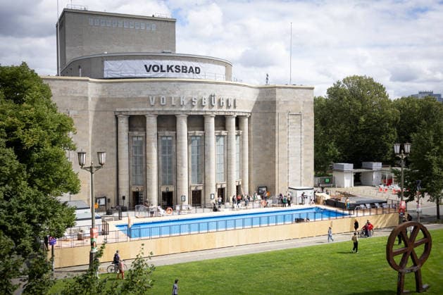 News Bilder des Tages Die Volksbuehne hat am 07.08.2026 ein Pop-up-Freibad in Berlin-Mitte eroeffnet (Foto vom 07.08.2026). Das Volksbad ist das erste Projekt des neuen Intendanten Matthias Lilienthal. In dem 25 Meter langen und 1,30 Meter tiefen Becken auf dem Rosa-Luxemburg-Platz koennen Besucher nach Buchung eines Zeitslots kostenlos und ohne Ausweispflicht schwimmen gehen, wie das Theater auf seiner Website angibt. Die fuer acht Wochen geplante Aktion sorgt aber wegen hoher Kosten auch fuer Kritik. (Siehe epd-Meldung vom 07.08.2026) EDITORIAL USE ONLY *** On August 7, 2026, the Volksbühne opened a pop-up outdoor pool in Berlin-Mitte. Photo from August 7, 2026. The Volksbad is the first project of the new artistic director, Matthias Lilienthal. In the 25-me Copyright: epd-bild HansxScherhaufer epd-Pop-up_Volksbad3-kopieren