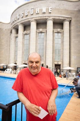 Die Volksbuehne hat am 07.08.2026 ein Pop-up-Freibad in Berlin-Mitte eroeffnet (Foto vom 07.08.2026, im Bild: Intendant Matthias Lilienthal). Das Volksbad ist das erste Projekt des neuen Intendanten Matthias Lilienthal. In dem 25 Meter langen und 1,30 Meter tiefen Becken auf dem Rosa-Luxemburg-Platz koennen Besucher nach Buchung eines Zeitslots kostenlos und ohne Ausweispflicht schwimmen gehen, wie das Theater auf seiner Website angibt. Die fuer acht Wochen geplante Aktion sorgt aber wegen hoher Kosten auch fuer Kritik. (Siehe epd-Meldung vom 07.08.2026) EDITORIAL USE ONLY *** On August 7, 2026, the Volksbühne opened a pop-up outdoor pool in Berlin-Mitte. Photo from August 7, 2026, pictured: Artistic Director Matthias Lilienthal. The Volk Copyright: epd-bild HansxScherhaufer epd-Pop-up_Volksbad6-kopieren