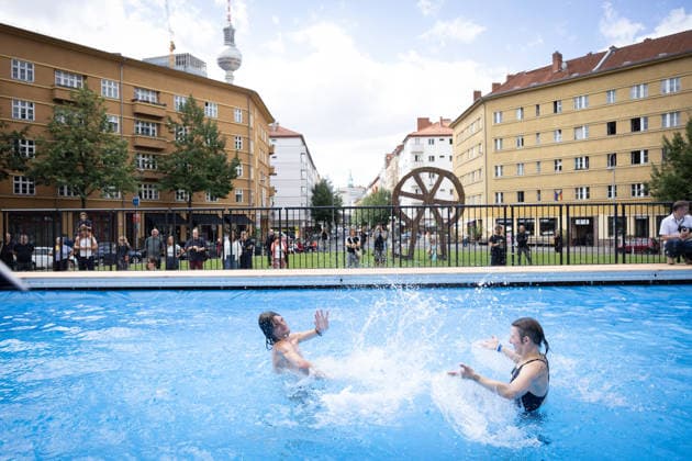 Die Volksbuehne hat am 07.08.2026 ein Pop-up-Freibad in Berlin-Mitte eroeffnet (Foto vom 07.08.2026). Das Volksbad ist das erste Projekt des neuen Intendanten Matthias Lilienthal. In dem 25 Meter langen und 1,30 Meter tiefen Becken auf dem Rosa-Luxemburg-Platz koennen Besucher nach Buchung eines Zeitslots kostenlos und ohne Ausweispflicht schwimmen gehen, wie das Theater auf seiner Website angibt. Die fuer acht Wochen geplante Aktion sorgt aber wegen hoher Kosten auch fuer Kritik. (Siehe epd-Meldung vom 07.08.2026) EDITORIAL USE ONLY *** On August 7, 2026, the Volksbühne opened a pop-up outdoor pool in Berlin-Mitte. Photo from August 7, 2026. The Volksbad is the first project of the new artistic director, Matthias Lilienthal. In the 25-me Copyright: epd-bild HansxScherhaufer epd-Pop-up_Volksbad7-kopieren