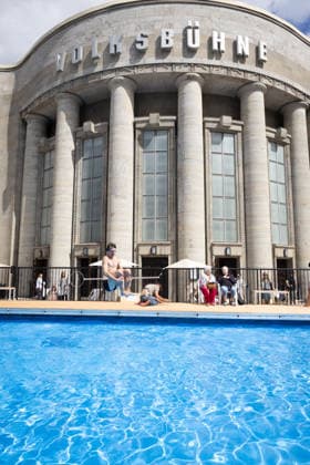 Die Volksbuehne hat am 07.08.2026 ein Pop-up-Freibad in Berlin-Mitte eroeffnet (Foto vom 07.08.2026). Das Volksbad ist das erste Projekt des neuen Intendanten Matthias Lilienthal. In dem 25 Meter langen und 1,30 Meter tiefen Becken auf dem Rosa-Luxemburg-Platz koennen Besucher nach Buchung eines Zeitslots kostenlos und ohne Ausweispflicht schwimmen gehen, wie das Theater auf seiner Website angibt. Die fuer acht Wochen geplante Aktion sorgt aber wegen hoher Kosten auch fuer Kritik. (Siehe epd-Meldung vom 07.08.2026) EDITORIAL USE ONLY *** On August 7, 2026, the Volksbühne opened a pop-up outdoor pool in Berlin-Mitte. Photo from August 7, 2026. The Volksbad is the first project of the new artistic director, Matthias Lilienthal. In the 25-me Copyright: epd-bild HansxScherhaufer HSM20191