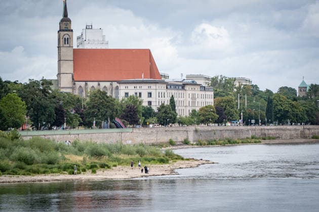 Deutlich niedriger Wasserstand in der Elbe im August 2026;Niedrigwasser der Elbe in Magdeburg im Sommer 2026, Magdeburg Sachsen-Anhalt Deutschland Elbufer *** Significantly lower water level in the Elbe in August 2026; Low water levels on the Elbe in Magdeburg in the summer of 2026, Magdeburg, Saxony-Anhalt, Germany, on the banks of the Elbe