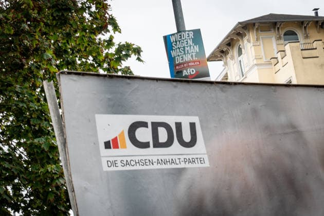 Zwei Wahlplakate der CDU und der AfD;Wahlplakat zur Landtagswahl 2026 in Magdeburg, Sachsen-Anhalt, Magdeburg Sachsen-Anhalt Deutschland Magdeburg Innenstadt *** Two campaign posters from the CDU and the AfD: Campaign poster for the 2026 state election in Magdeburg, Saxony-Anhalt, Magdeburg, Saxony-Anhalt, Germany; Magdeburg city center