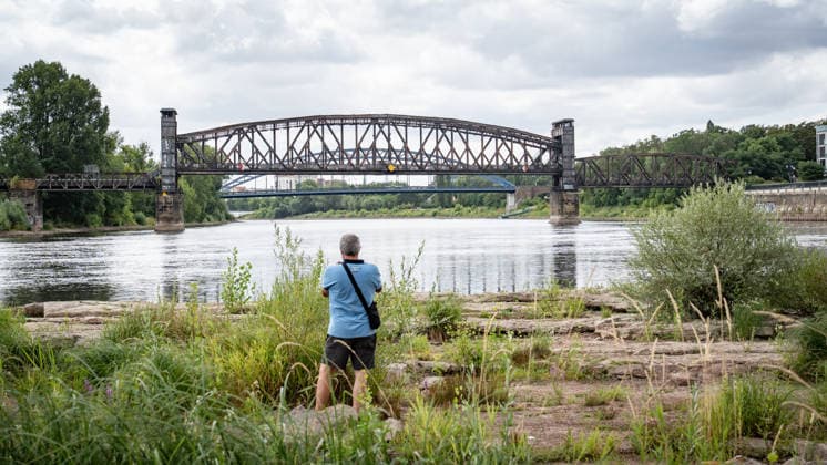 Deutlich niedriger Wasserstand in der Elbe im August 2026;Niedrigwasser der Elbe in Magdeburg im Sommer 2026, Magdeburg Sachsen-Anhalt Deutschland Elbufer *** Significantly lower water level in the Elbe in August 2026; Low water levels on the Elbe in Magdeburg in the summer of 2026, Magdeburg, Saxony-Anhalt, Germany, on the banks of the Elbe