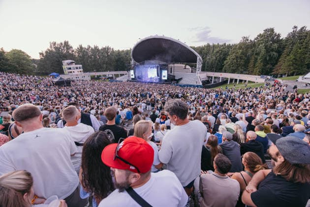 06.08.2026, Tartu. Moby performed a live show at the Tartu Song Festival Grounds, celebrating the 25th anniversary of his iconic album Play. Photo: Dmitri Kotjuh Järva Teataja Tartu Tartumaa Estonia 2DK06AUG26F072  Copyright: xDmitrixKotjuhx Crowd listening to Moby concert at the Tartu Song Festival Grounds