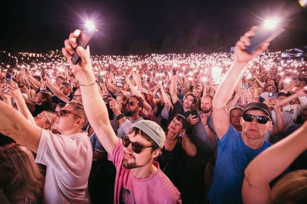06.08.2026, Tartu. Moby performed a live show at the Tartu Song Festival Grounds, celebrating the 25th anniversary of his iconic album Play. Photo: Dmitri Kotjuh Järva Teataja Tartu Tartumaa Estonia 2DK06AUG26F131  Copyright: xDmitrixKotjuhx Crowd waving phone lights during Moby concert