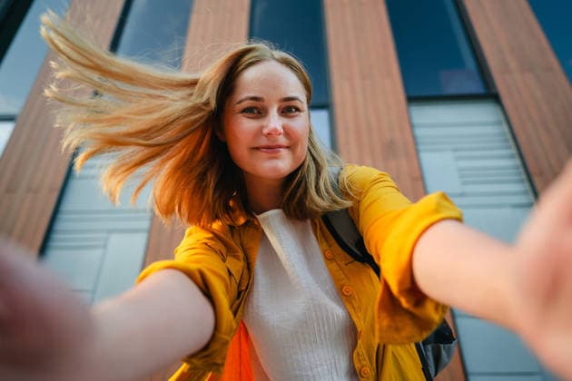 A smiling woman takes a selfie in the city model released, Symbolfoto, IGEF01086