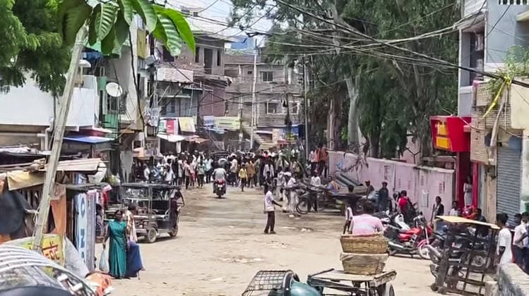 RECORD DATE NOT STATED Violence Erupts Over a Man s Death in Bihar s Patna Patna, Aug 07 (ANI): People gather as violence breaks out near Zero Mile over a man s death in a road accident, in Patna on Friday. (ANI Video Grab) Patna Bihar India Copyright: xANIx ANI_20260807058