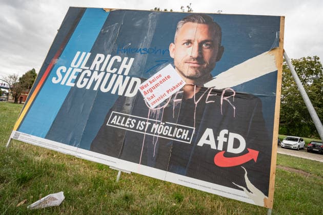 Beschädigtes Wahlplakat der AfD mit Spitzenkandidat Ulrich Siegmund;Wahlplakat zur Landtagswahl 2026 in Magdeburg, Sachsen-Anhalt, Magdeburg Sachsen-Anhalt Deutschland Magdeburg Innenstadt *** Damaged AfD campaign poster featuring lead candidate Ulrich Siegmund; campaign poster for the 2026 state election in Magdeburg, Saxony-Anhalt, Magdeburg, Saxony-Anhalt, Germany; downtown Magdeburg
