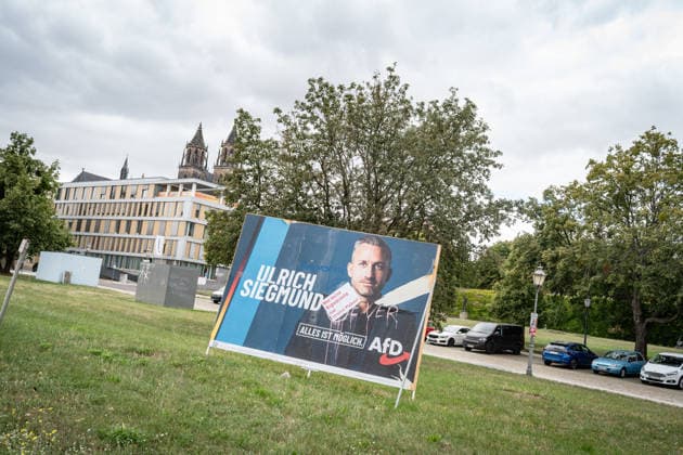 Beschädigtes Wahlplakat der AfD mit Spitzenkandidat Ulrich Siegmund;Wahlplakat zur Landtagswahl 2026 in Magdeburg, Sachsen-Anhalt, Magdeburg Sachsen-Anhalt Deutschland Magdeburg Innenstadt *** Damaged AfD campaign poster featuring lead candidate Ulrich Siegmund; poster for the 2026 state election in Magdeburg, Saxony-Anhalt, Magdeburg, Saxony-Anhalt, Germany; downtown Magdeburg