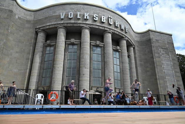 A temporary outdoor swimming pool was opened in front of Berlin s Volksbuhne Theatre, in Berlin, Germany, on August 7, 2026. (CTKxPhoto JaromirxMrhal) CTKPhotoP2026080704547  CTKPhotoP2026080704547