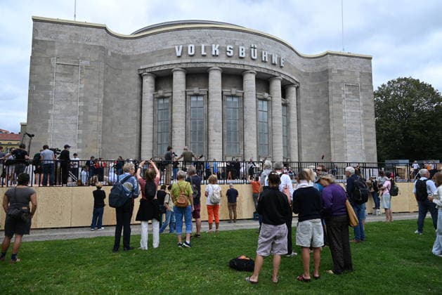 A temporary outdoor swimming pool was opened in front of Berlin s Volksbuhne Theatre, in Berlin, Germany, on August 7, 2026. (CTKxPhoto JaromirxMrhal) CTKPhotoP2026080704548  CTKPhotoP2026080704548