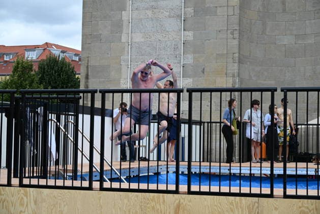 A temporary outdoor swimming pool was opened in front of Berlin s Volksbuhne Theatre, in Berlin, Germany, on August 7, 2026. (CTKxPhoto JaromirxMrhal) CTKPhotoP2026080704549  CTKPhotoP2026080704549