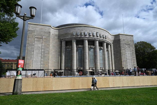 A temporary outdoor swimming pool was opened in front of Berlin s Volksbuhne Theatre, in Berlin, Germany, on August 7, 2026. (CTKxPhoto JaromirxMrhal) CTKPhotoP2026080704546  CTKPhotoP2026080704546